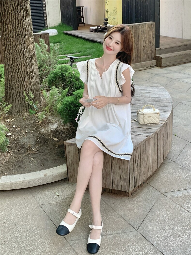 2026新款奶黄色撞色刺绣飞飞袖连衣裙女夏日小众设计感减龄A字裙,女装连衣裙,艾米莉亚