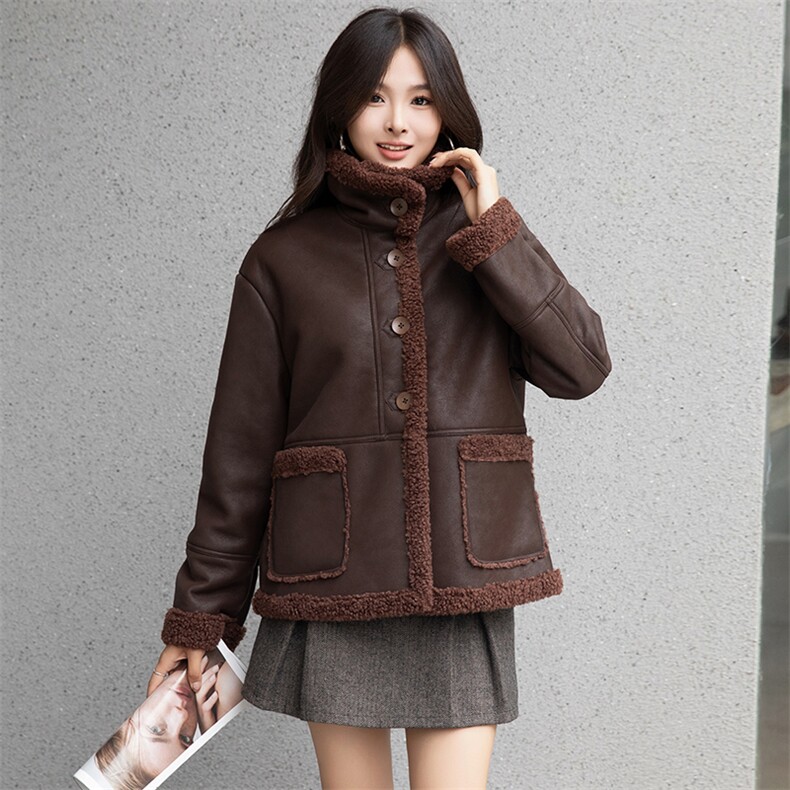 现货羊羔毛外套秋冬女2024新款韩系高级感短款大口袋皮毛一体棉衣，女装羊羔毛/颗粒绒，跑量工厂店