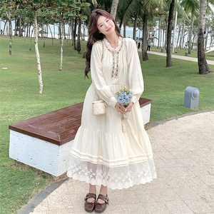 波西米亚长袖白色连衣裙女春秋2025新款超火好看气质蕾丝拼接长裙图片