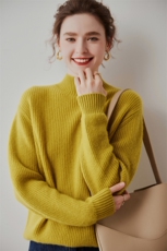 优雅高领红色羊绒衫秋季必备时尚单品显瘦修身设计，女装羊绒衫，七柒羊绒