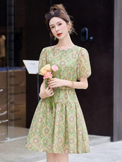 绿色碎花连衣裙女新款时尚清新甜美减龄绝美收腰中长款短袖A字裙，女装连衣裙，众宇琦