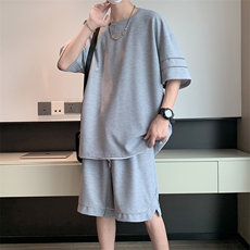 上衣灰色短裤灰色