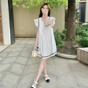 2026新款奶黄色撞色刺绣飞飞袖连衣裙女夏日小众设计感减龄A字裙图片