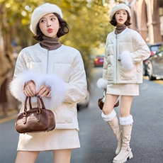 手袖狐狸毛拼接羽绒服女短款2024年新款重工刺绣亮片提花保暖外套，女装羽绒服，韩蜜菓