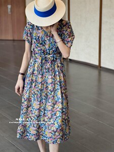 现货 夏款连衣裙 深海蓝花色 后背蝴蝶结设计图片