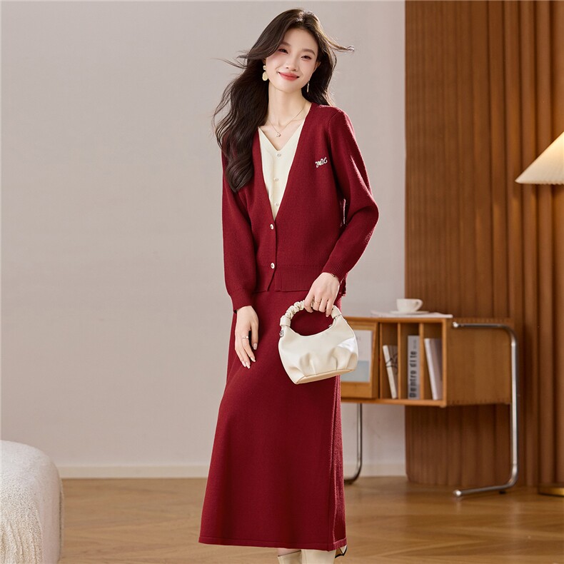秋季套装裙子2025新款高级温柔气质打底衫假两件毛衣半身裙两件套，女装羊毛衫，艾米