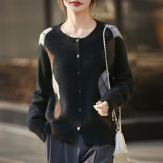 2025年秋季通勤常规时尚百搭通勤简约休闲菱形格拼色开衫，女装羊毛衫，昭美羊绒