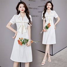 现货2024年夏季韩版通勤翻领蝴蝶结装饰时尚百搭连衣裙，女装连衣裙，时尚俏佳人