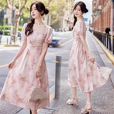 现货2024年夏季女清新气质新中式复古方领印花修身显瘦连衣裙，女装连衣裙，奋斗女王