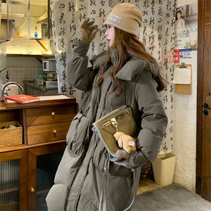 军绿色羽绒服女冬季新款韩系宽松长款过膝保暖加厚连帽白鸭绒外套图片