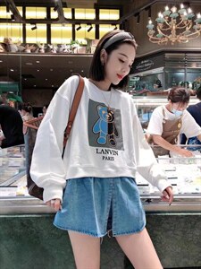 牛仔拼接款卫衣图片