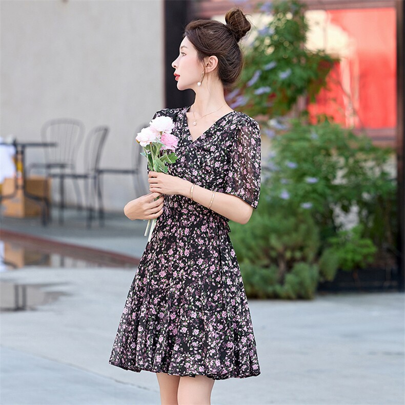 现货-2025年夏季新款V领小碎花大摆连衣裙,女装连衣裙,盈茜