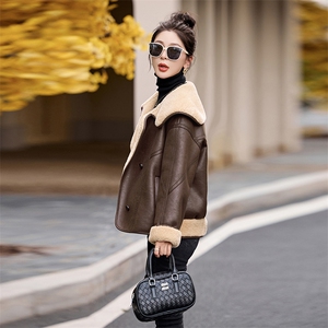 韩版时尚翻领皮毛一体羊羔毛外套女2025年冬季新款小个子短款上衣图片