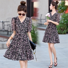 现货-2025年夏季新款V领小碎花大摆连衣裙，女装连衣裙，盈茜