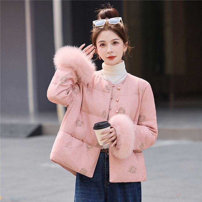 现货。2025年潮冬季真狐狸毛重工刺绣钉珠短款新中式羽绒服新款,女装羽绒服,艾仟回(原伊仟回)