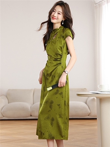 新中式蝴蝶改良旗袍女2026新款夏日绝美高级感绿色缎面鱼尾连衣裙图片
