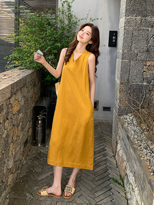 黄色简单大方的连衣裙女夏季2025新款宽松休闲松弛感无袖背心裙子图片