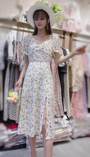 新款V领连衣裙，，女装连衣裙，流行街