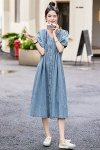 复古盘扣薄款牛仔连衣裙女夏2024新款V领气质收腰显瘦休闲衬衫裙图片