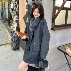 现货：冬季新款高级感复古休闲加厚灰色毛呢夹羽绒服套装加真毛领，女装羽绒服，2C135