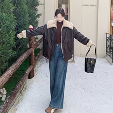 咖色羊羔毛翻领羽绒内胆皮衣外套女2025冬季新款时髦洋气保暖上衣，女装皮衣，艾米莉亚