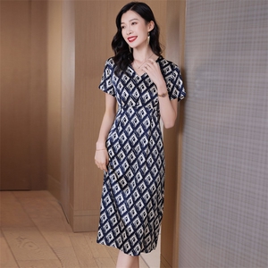 高级感缎面v领真丝连衣裙女夏天2024新款贵夫人妈妈装桑蚕丝裙子图片