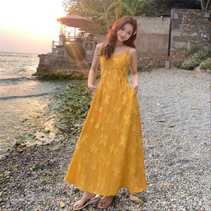 法式姜黄色蝴蝶印花吊带连衣裙女夏2025新款独特漂亮甜美显瘦长裙