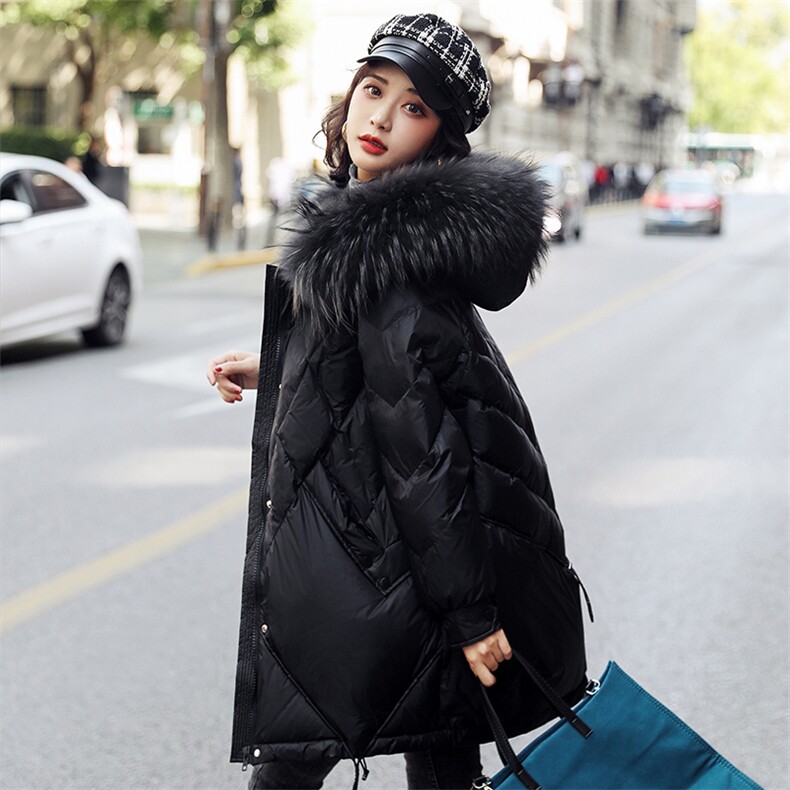 玫红色羽绒服女中长款90白鸭绒毛领外套【高仿毛的下架】，女装羽绒服，鑫源服饰