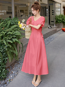 白色法式连衣裙女夏气质高级感2025新款V领泡泡袖绝美收腰长裙图片