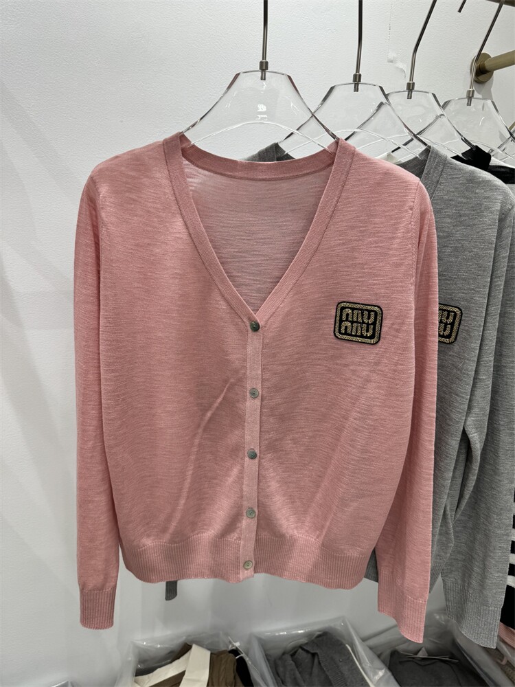 长袖纯色2024年秋季V领单排扣薄款显瘦针织衫，女装羊毛衫，百纯羊绒