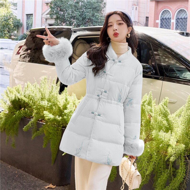 2025年冬季新款90白鸭绒新中式时尚潮流狐狸毛拼接袖口中长羽绒服,女装羽绒服,1C080