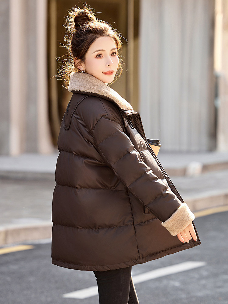 免洗PU皮羽绒服女中长款2026冬新款羊羔毛拼接翻领保暖白鸭绒外套,女装羽绒服,沐七七