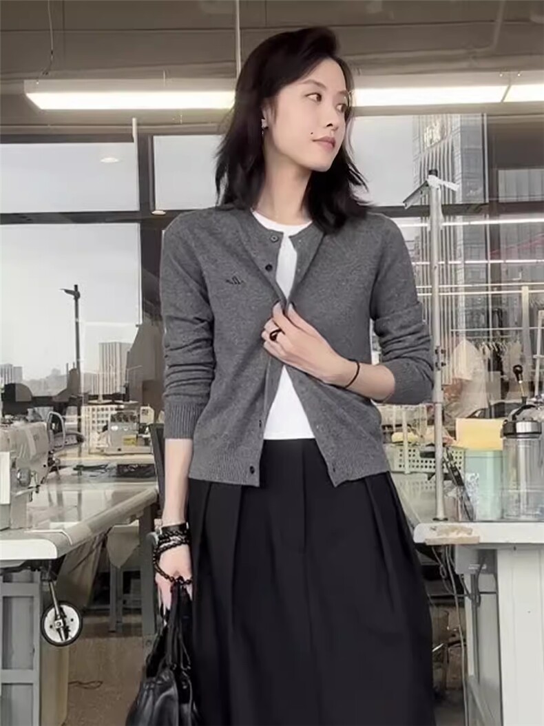 时尚百搭秋季新款单排扣休闲开衫女宽松显瘦长袖针织外套,女装短外套,德聚羊绒