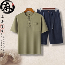 豆绿上衣＋深蓝短裤