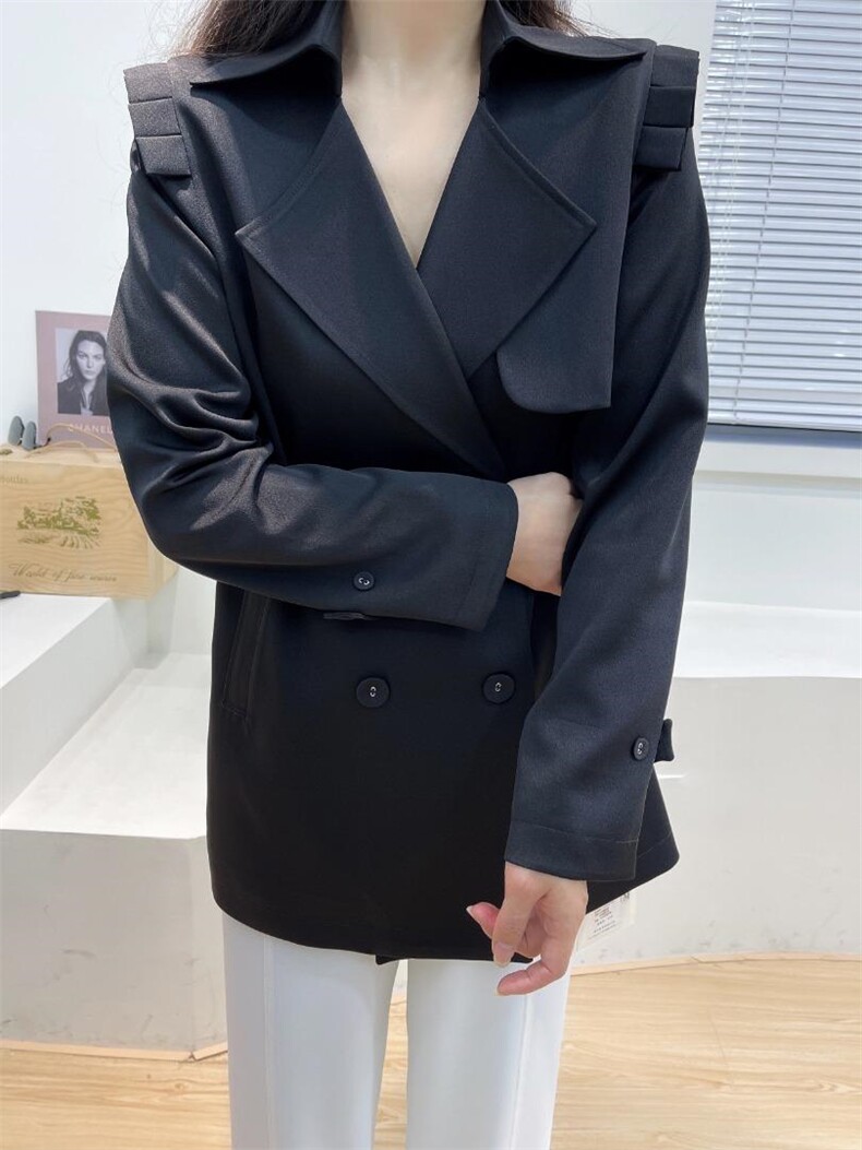 在天气状况飘忽不定的春天，一件风衣随意穿脱，遮风挡雨。，女装风衣，蓝衣可