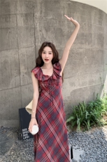 法式减龄红色格子连衣裙女夏2025新款独特漂亮洋气赫本风爆款长裙，女装连衣裙，2C212
