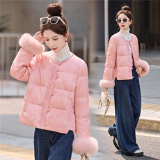现货。2025年潮冬季真狐狸毛重工刺绣钉珠短款新中式羽绒服新款，女装羽绒服，艾仟回(原伊仟回)