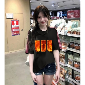 抖音得物品质二开240克宽松纯棉美式潮牌印花三条杠中性风短袖T恤图片