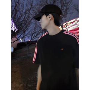 抖音得物品质二开240克宽松纯棉美式潮牌印花三条杠中性风短袖T恤图片