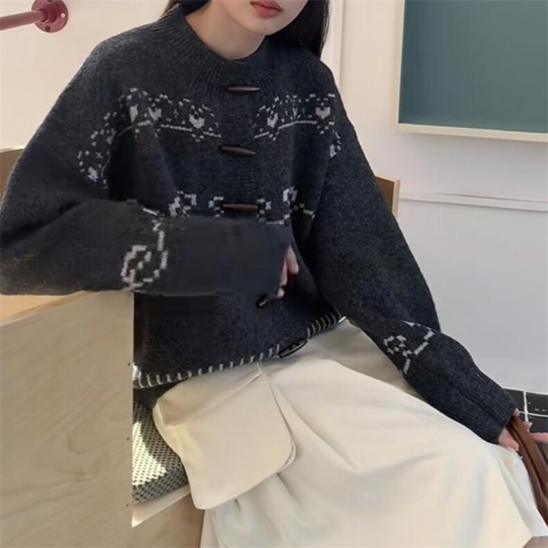 2025年秋季新款百搭女士提花牛角扣长袖羊毛开衫,女装羊毛衫,新胜羊绒