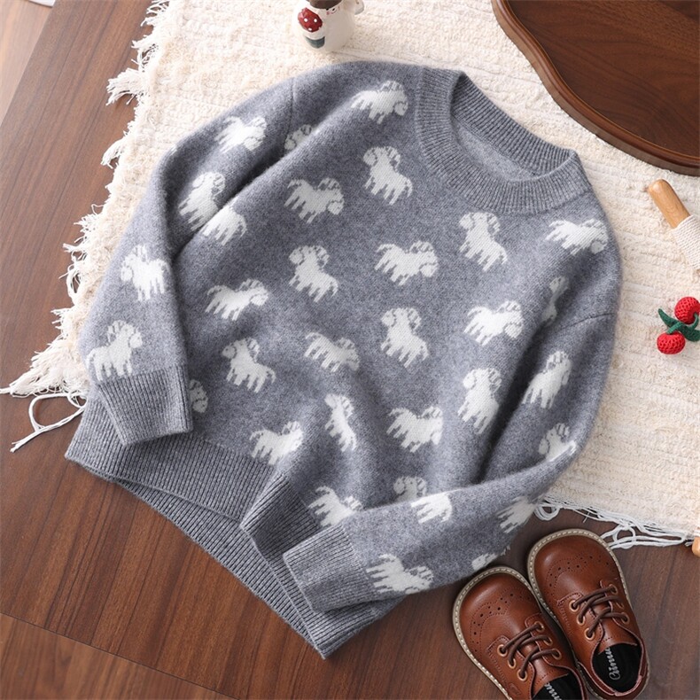 新款百搭四平加厚小马刺绣，童装儿童羊毛衫，联起羊绒