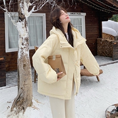 浅黄色短款连帽羽绒服女冬季超火好看高级小众加绒加厚面包服外套，女装羽绒服，2B187