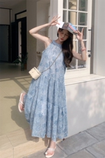 蓝色碎花流苏挂脖连衣裙2025新款女夏巨好看浪漫度假法式无袖裙子，女装连衣裙，2C258