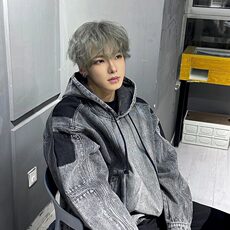 灰色