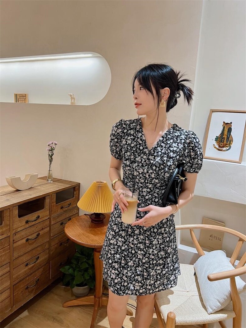 前侧两边抽皱连衣裙，女装连衣裙，玩美