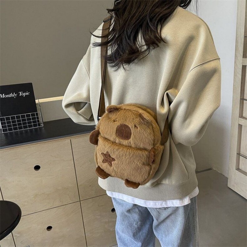 卡皮巴拉星星斜挎包22*21cm，德霖毛绒玩具厂