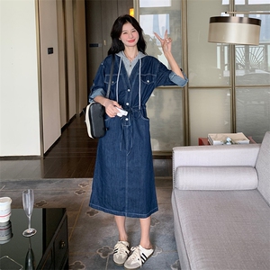 牛仔连衣裙女秋拼接假两件2024秋新款连帽休闲宽松减龄工装连衣裙图片