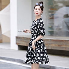 碎花连衣裙女2025夏季新款收腰显瘦中长款a字裙气质甜美，女装连衣裙，美沁