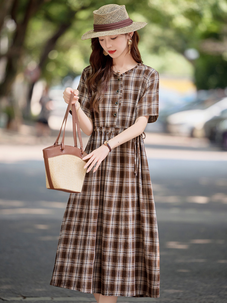 时尚收腰格子气质连衣裙女2025夏装新款妈妈大码洋气休闲棉麻裙子,女装大码女装,依万里