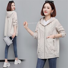 大码女装连帽风衣外套女春秋新款中年妈妈韩版宽松显瘦开春上衣，女装风衣，依万里